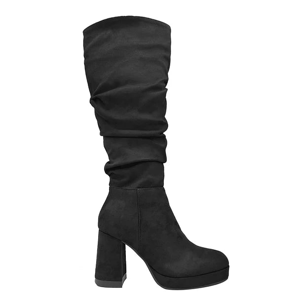 Bota color negro estilo corrugado.