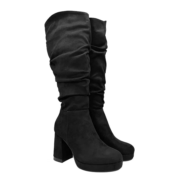 Bota color negro estilo corrugado.