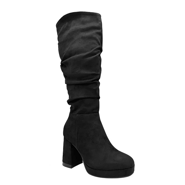 Bota color negro estilo corrugado.