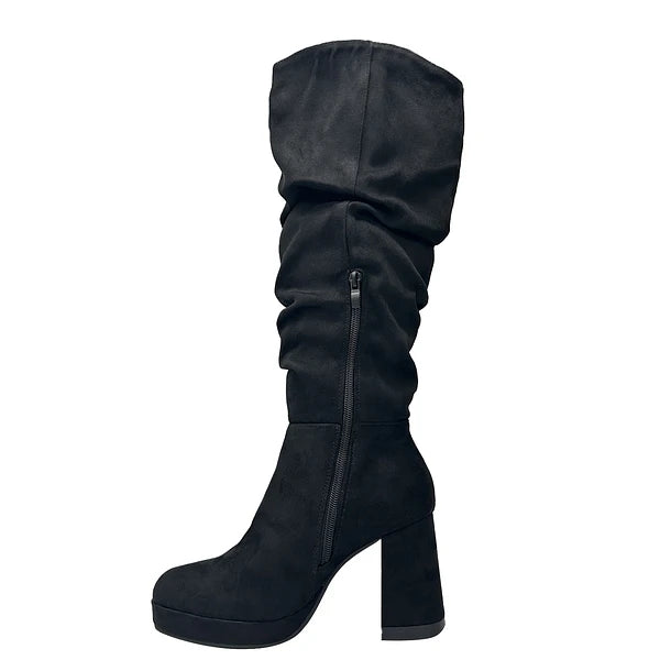 Bota color negro estilo corrugado.