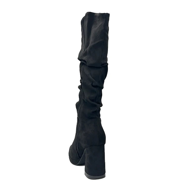 Bota color negro estilo corrugado.